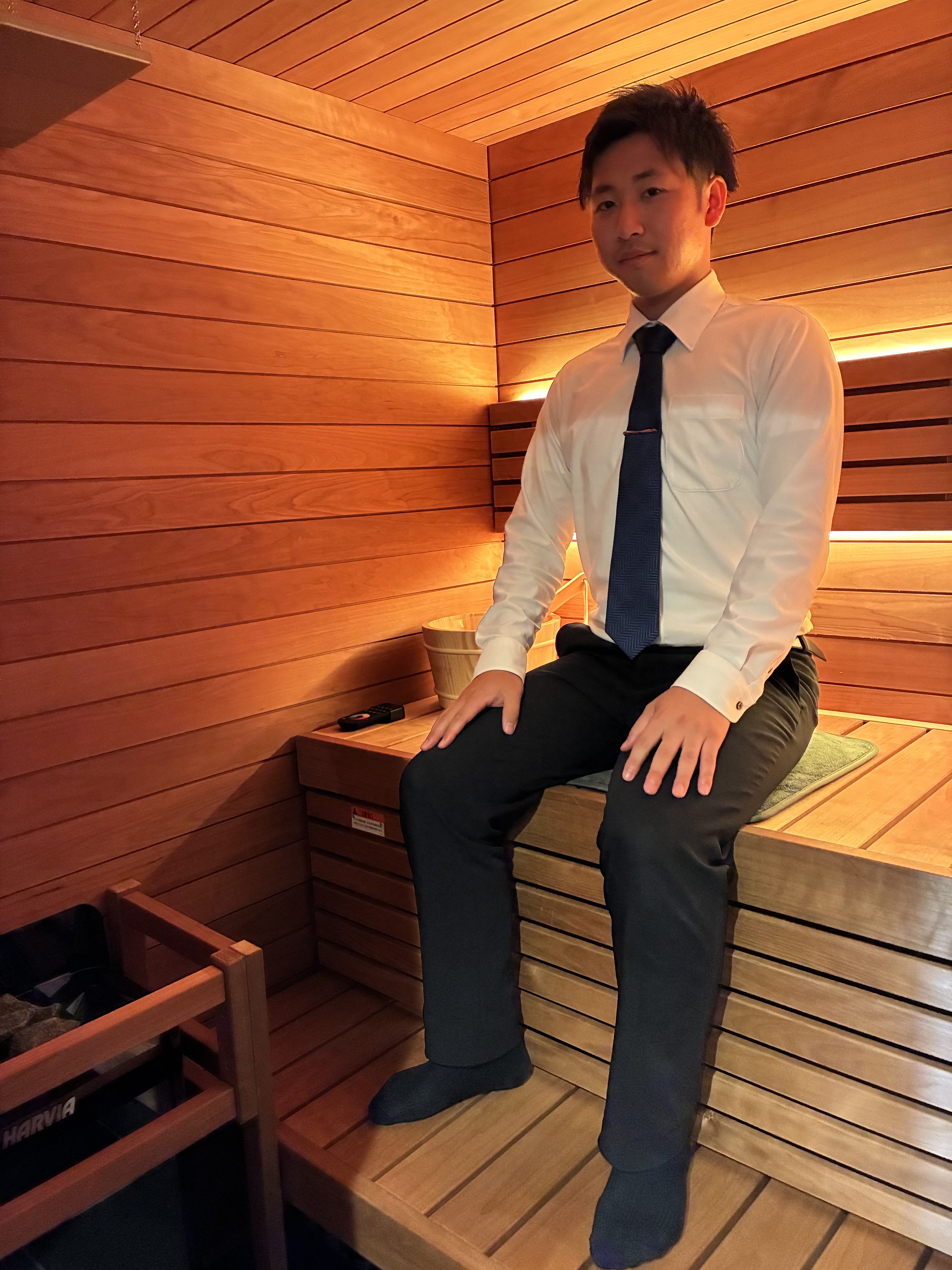 中山さんがサウナに入り正面を見ている